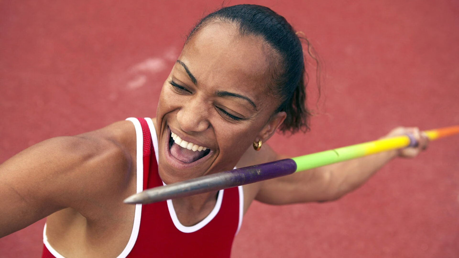 熊猫体育直播-赛道与绿茵的狂想曲，当F1揭幕战夜遇见马丁内利的不可阻挡