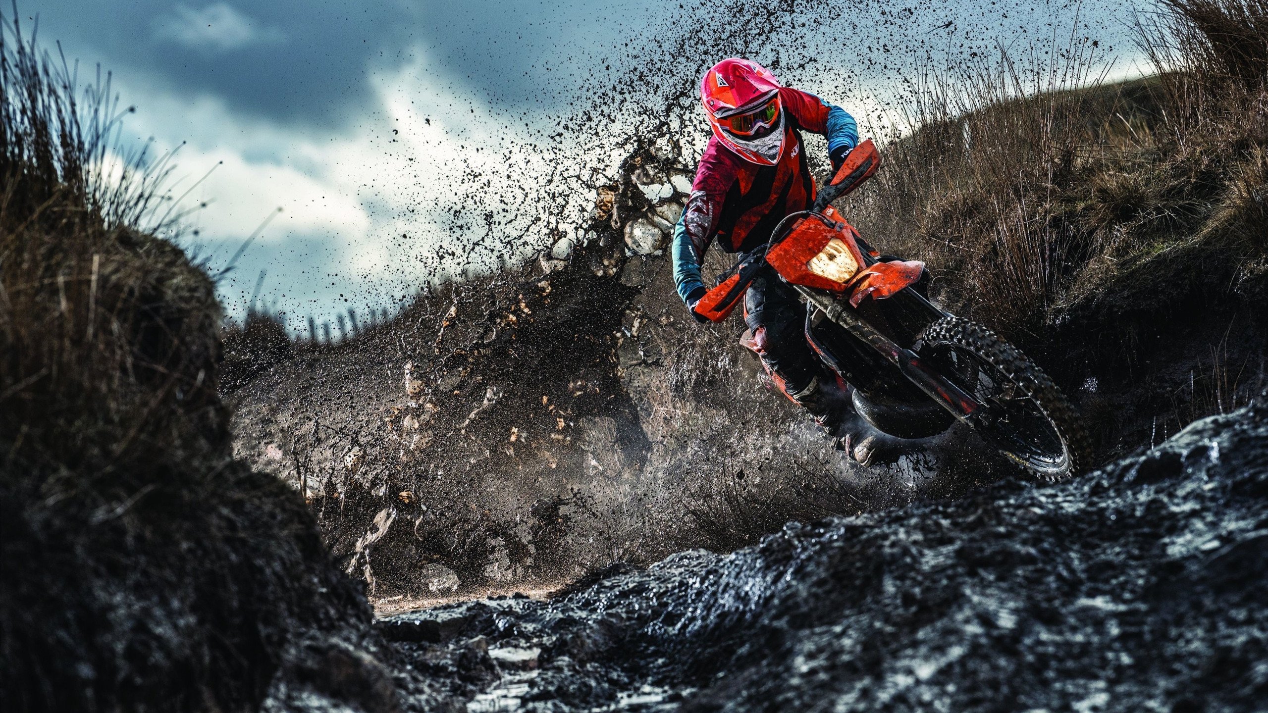 赛道与绿茵的狂想曲，当F1揭幕战夜遇见马丁内利的不可阻挡